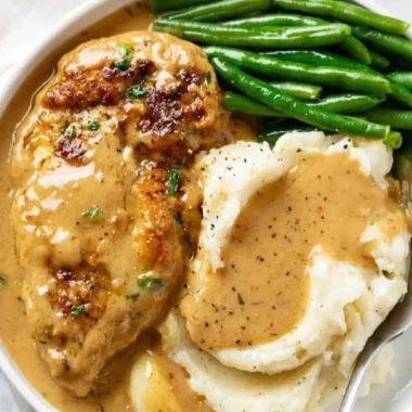 Delicious creamy garlic chicken served with herbs and spices.